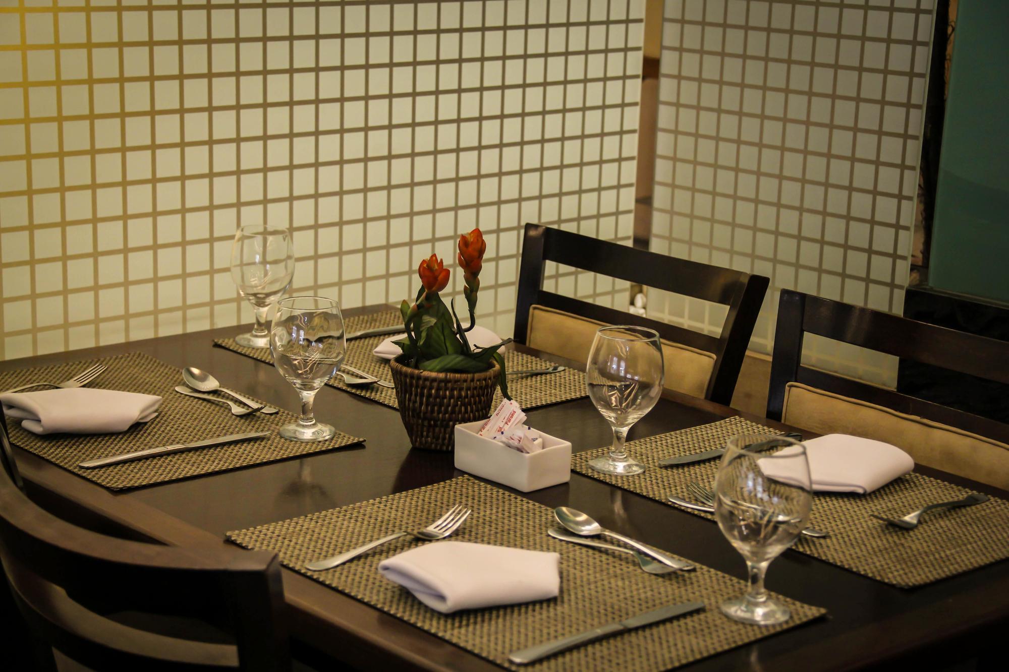 Hotel Atlantico Tower Rio de Janeiro Exterior foto A table set for a meal at a restaurant