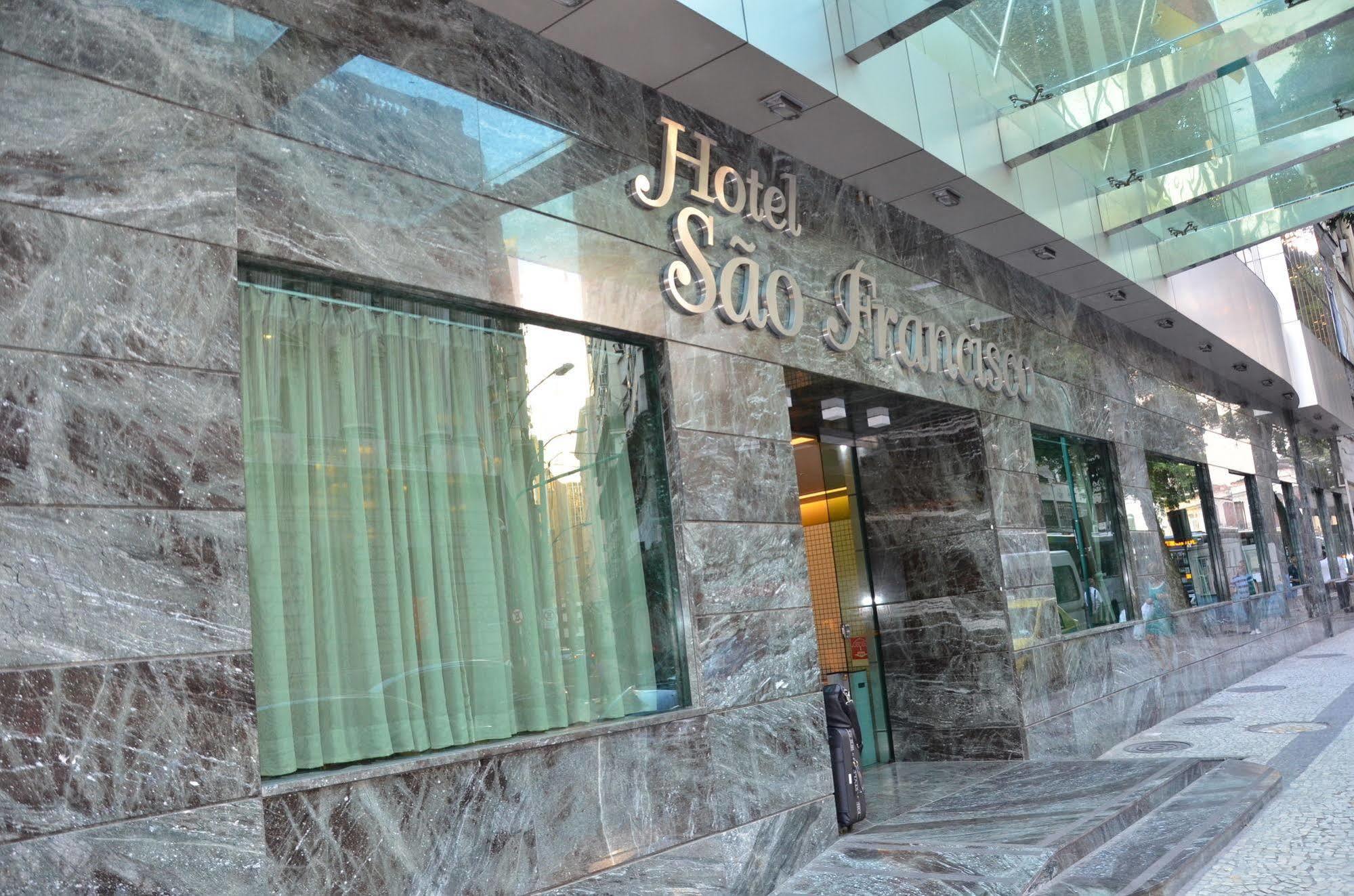Hotel Atlantico Tower Rio de Janeiro Exterior foto The photo shows the exterior of a hotel named "Hotel São Francisco." The facade is made of marble, giving it an elegant appearance, and large glass windows are visible, likely allowing natural light to enter the interior. There are light green curtai